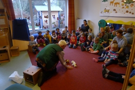 Die Kinder hören gespannt zu